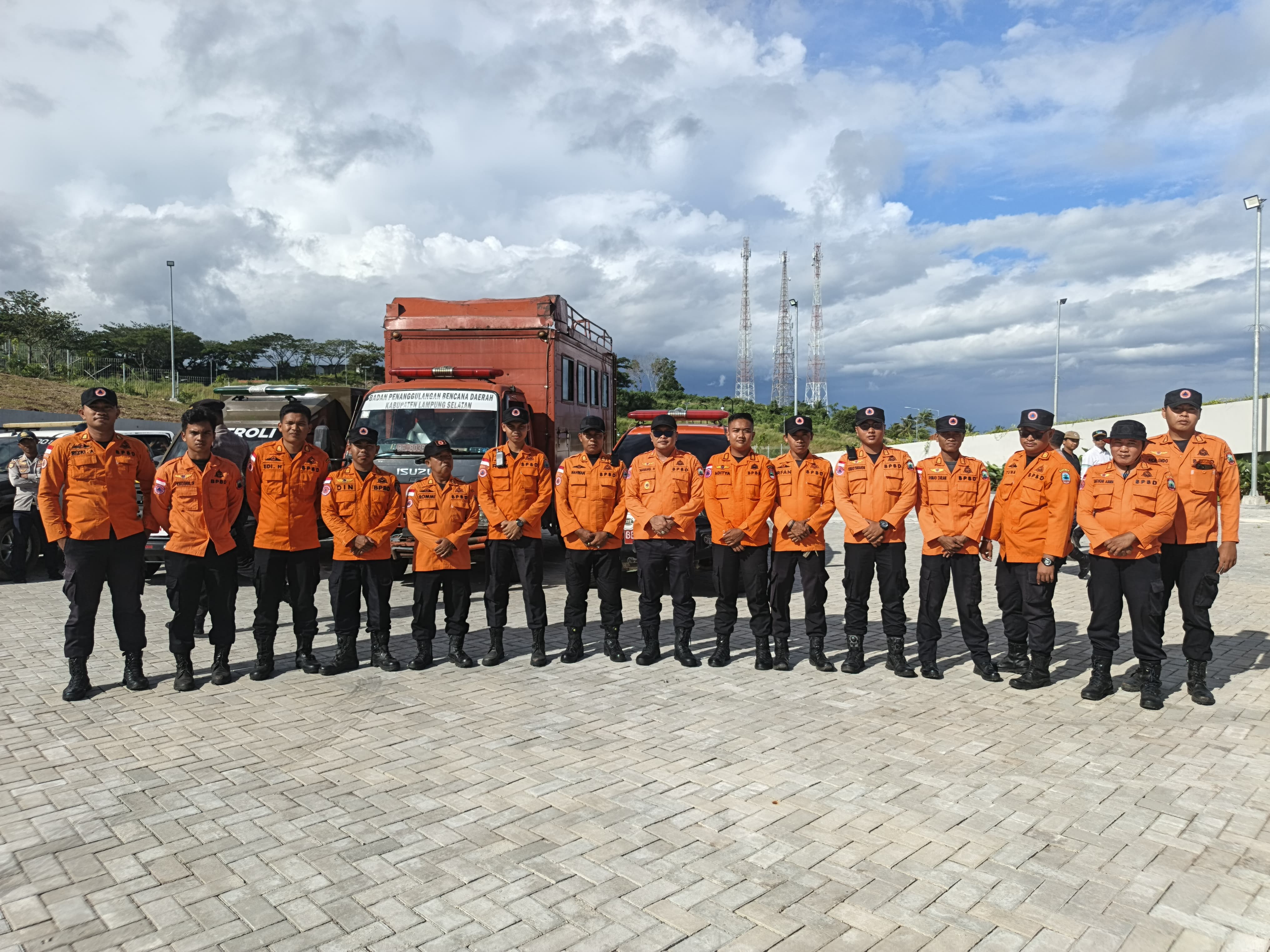 Sekretaris BPBD Pimpin Pasukan TRC dalam Apel Gelar Ops Lilin 2025 di Bakauheni